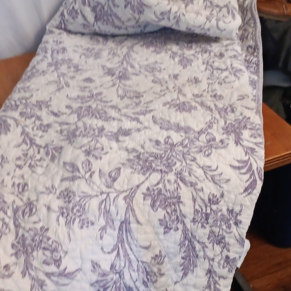 Laura Ashley Floral Purple and White Quilt Full/queen - Picture 5 of 7